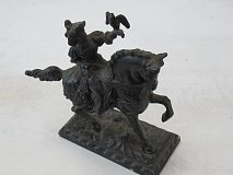 Jezdec na koni s dravcem - litina - CS1255