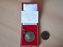Bronzová plaketa Červený kříž a medaile za zásluhy  města Olomouc  - o1148