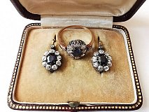 Zlatá souprava šperků s brilianty a safírem - o2505 KomPro